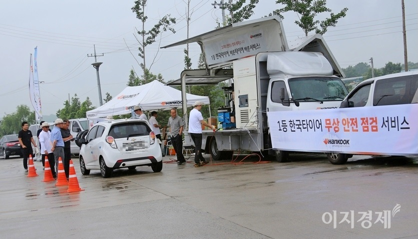 한국타이어는 코로나19 정국 이전인 2019년까지 매년 명절과 여름 휴가철에 고속국도 휴게소에서 타이어 브랜드를 불문하고 타이어 무상안전점검을 실시했다. 2019년 무상점검 당시 모습.사진=정수남 기자