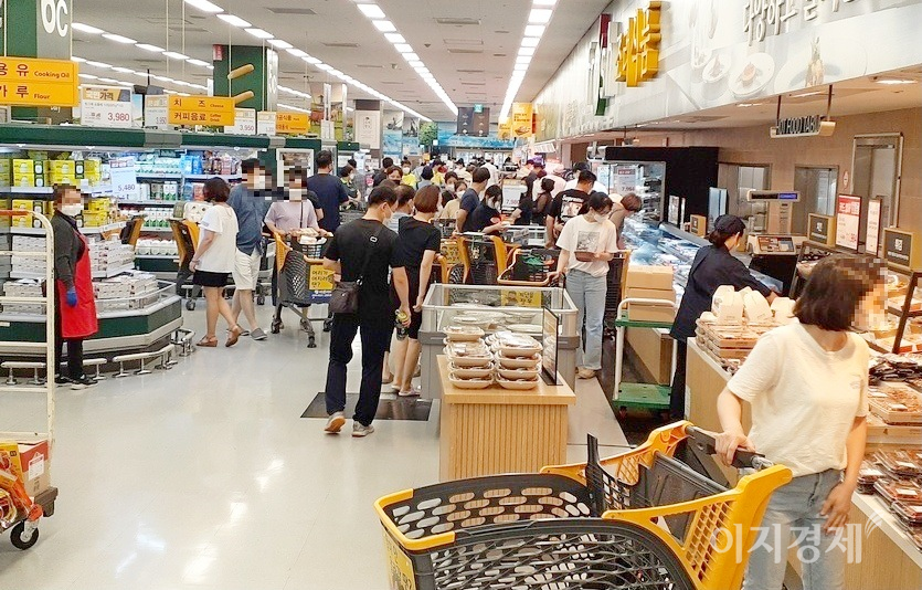 이마트가 광복절 황금 연휴를 맞아 13일부터 16일까지 ‘e날 특가’ 행사를 마련하고 생필품 등을 최대 50% 할인 판매한다. 이마트 성남의 지난 주말 모습. 사진=이지경제