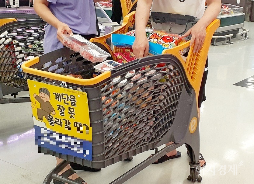 행사 기간 고객은 다양한 먹거리를 염가에 구매 가능하다. 사진=이지경제