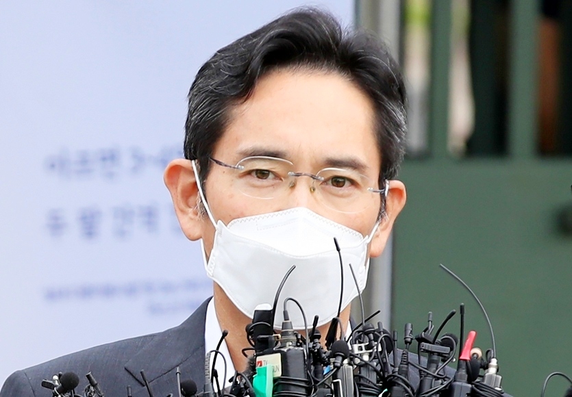 이재용 삼성전자 부회장이 출소 직후 서울구치소 앞에서 국내외 언론과 짧은 만남을 갖고 있다. 사진=삼성전자