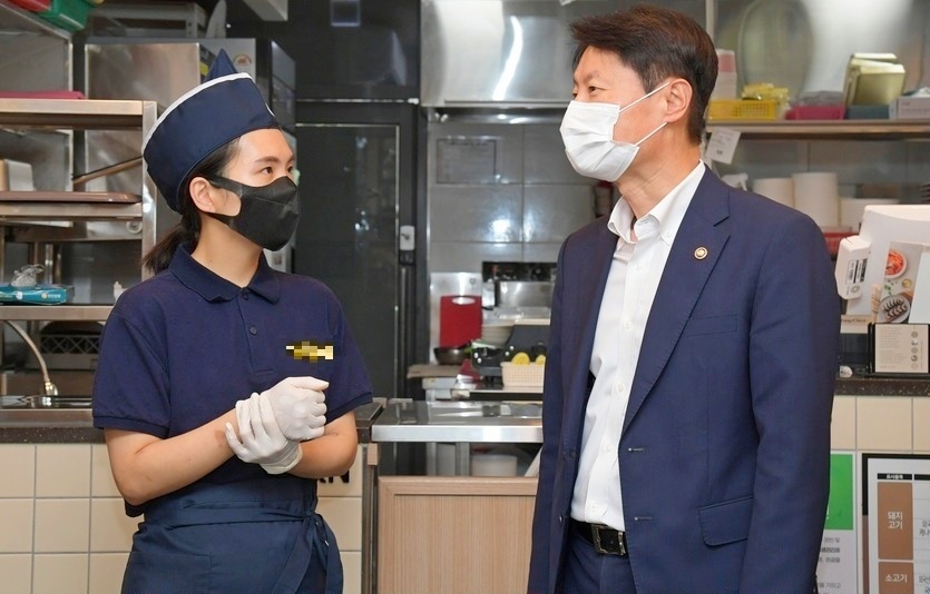 김강립 처장이 (위부터)현장 점건 전과 후에 가맹점 사장과 이야기를 나누고 애로를 듣고, 철저한 위생 상태 유지를 당부하고 있다. 사진=식약처