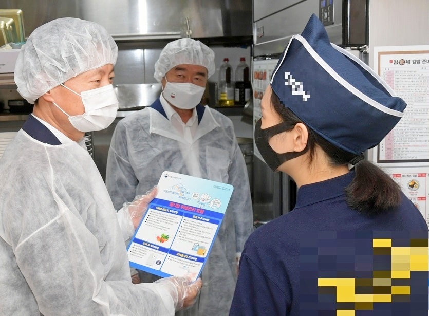 김강립 처장이 (위부터)현장 점건 전과 후에 가맹점 사장과 이야기를 나누고 애로를 듣고, 철저한 위생 상태 유지를 당부하고 있다. 사진=식약처
