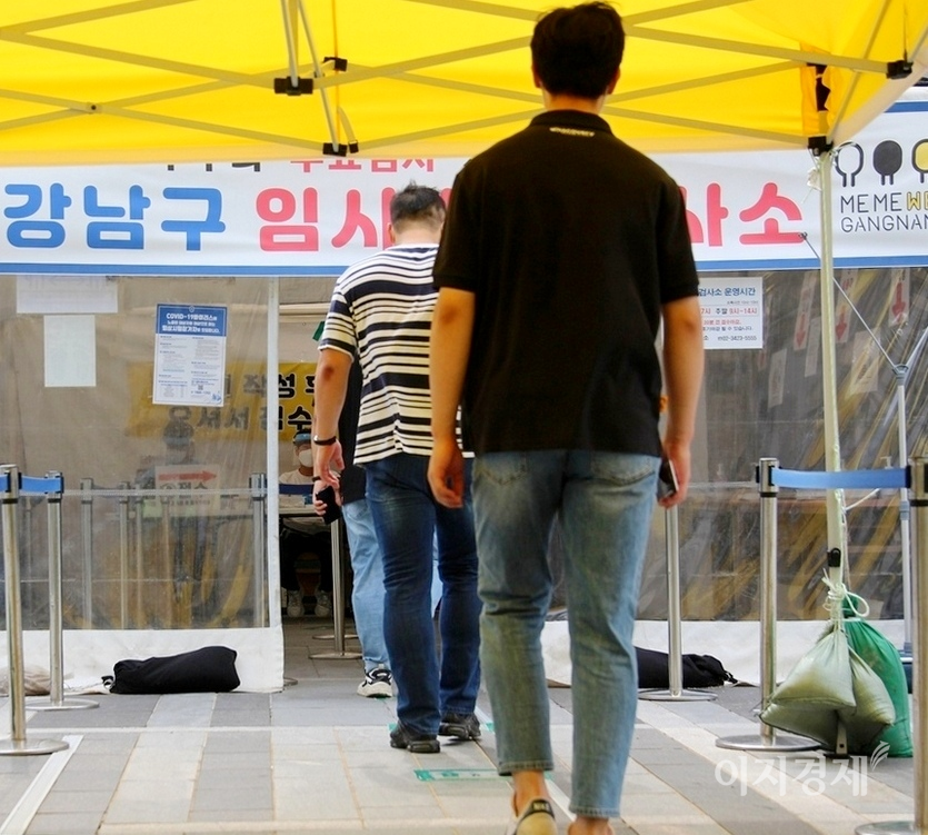 지난달 6일(1212명)부터 13일까지 39일째 국내 코로나19 신규 확진자가 1000명 이상 발생했다. 13일 오후 서울 강남구선별진료소에 코로나19 감염 여부를 검사하기 위해 시민들이 줄을 이었다. 사진=이지경제