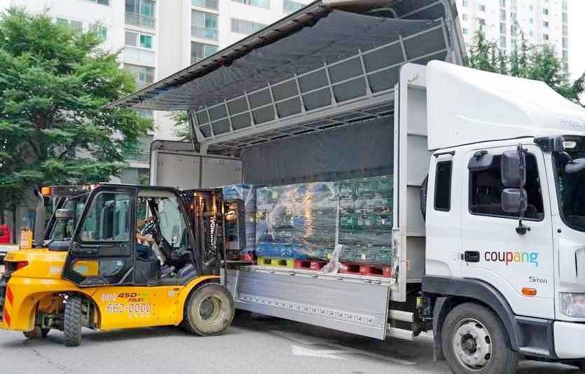 쿠팡은 최근 정전 피해를 입은 부천의 한 아파트 단지 918세대에 아이스팩 등 12톤 트럭 두대 분량의 냉매제를 사흘간 제공하는 등 기업 시민의 역할에 주력했다. 사진=쿠팡