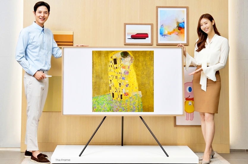 삼성전자 TV 더 프레임 75형 제품에 실린 벨베데레 미술관 대표작인 구스타프 클림트의 키스. 사진= 삼성전자