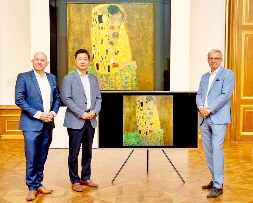 (왼쪽부터) 마이클 졸러 삼성전자 오스트리아 법인 CE총괄, 박태호 삼성전자 오스트리아 법인장, 볼프강 베르그만 벨베데레 CFO 등이 양사의 협업을 기념해 사진을 찍고 있다. 사진=삼성전자