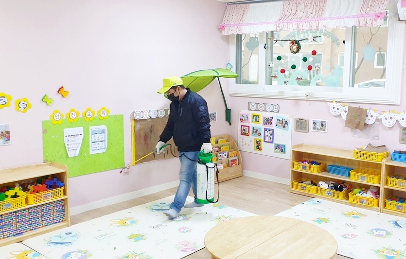 ‘부영 사랑으로 어린이집’은 매일 코로나19 예방을 위해 등하원 후 각각 원내 자체 소독을 진행하고 있다. 사진=부영그룹
