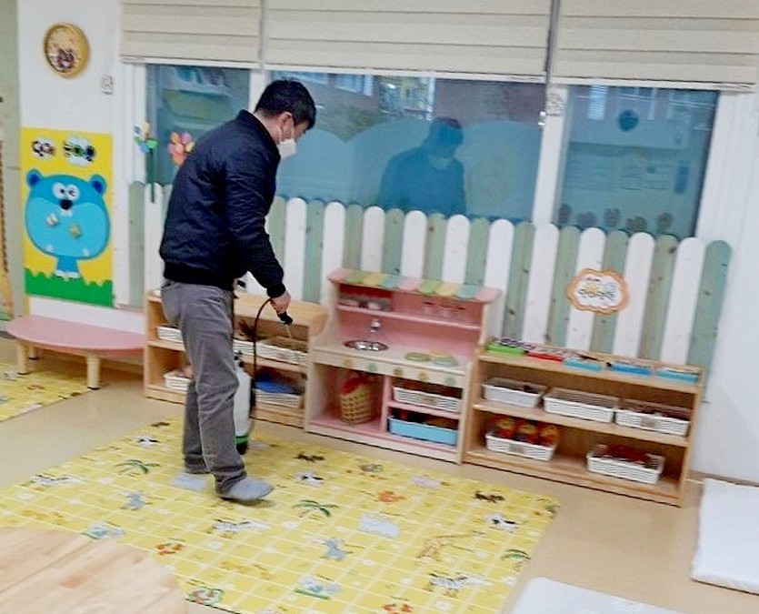 ‘부영 사랑으로 어린이집’은 아울러 외부 방역 전문업체를 통해 추가 방역을 실시하는가 하면 각 아파트 관리사무소 직원이 정기적으로 원내 소독도 진행하고 있다. 사진=부영그룹