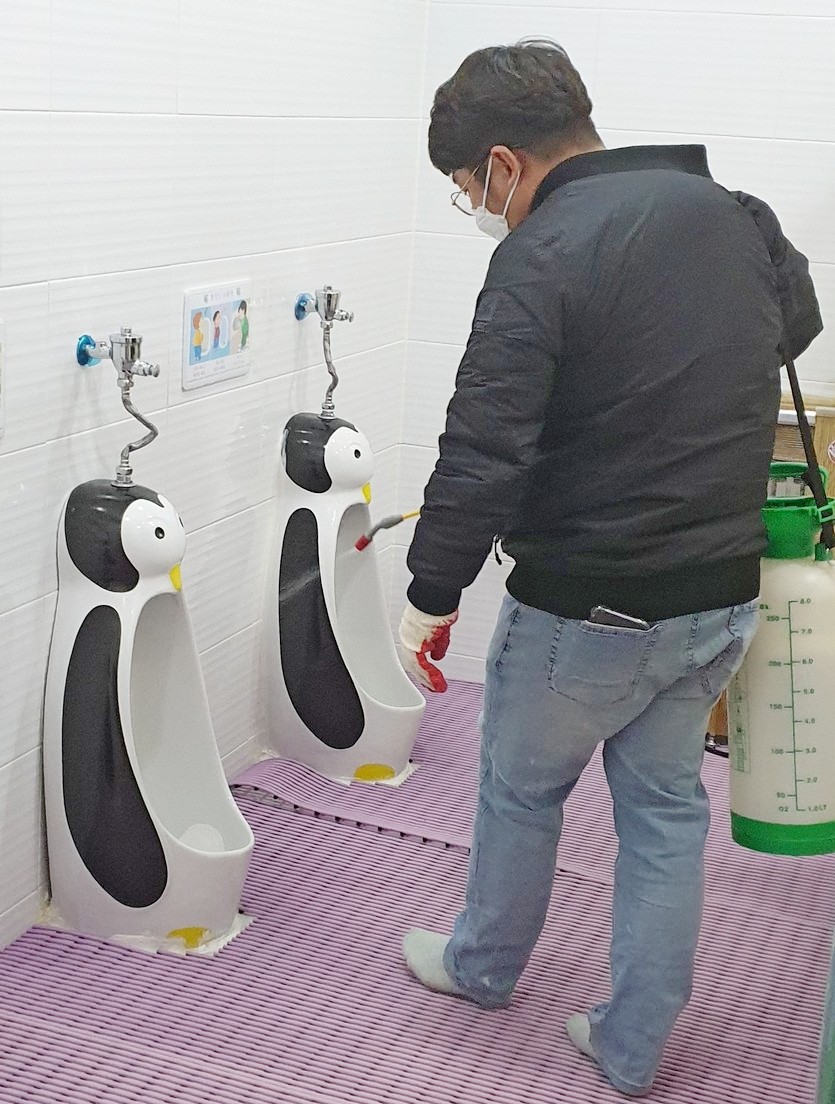 ‘부영 사랑으로 어린이집’은 아울러 외부 방역 전문업체를 통해 추가 방역을 실시하는가 하면 각 아파트 관리사무소 직원이 정기적으로 원내 소독도 진행하고 있다. 사진=부영그룹