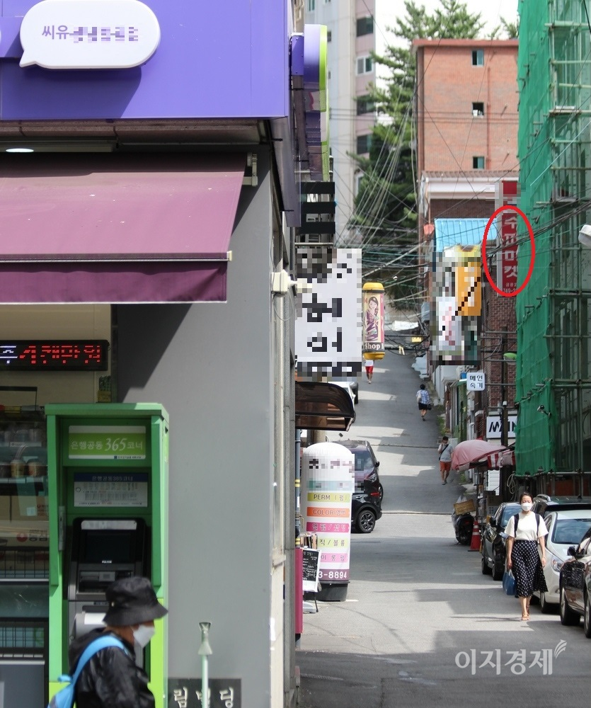 성남시 금광동 주택가 골목에 CU편의점과 동네슈퍼가 50m 정도 떨어져 있다. CU에서 50m 거리에는 GS25가 있다. 이 동네슈퍼는 꾸준히 영업을 하고 있다. 사진=정수남 기자