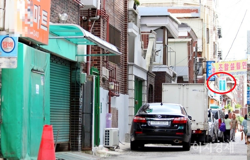 이곳에서 300여미터 떨어진 같은 동네 골목. 100m 안에 CU와 동네마트, GS25가 나란히 있다. 동네마트는 최근 문을 닫았다. 사진=정수남 기자