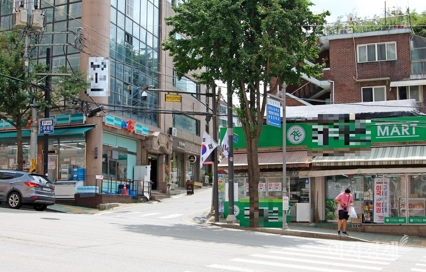 성남시 중앙동 골목. GS25와 동네마트가 나란히 영업을 하고 있다. 사진=정수남 기자