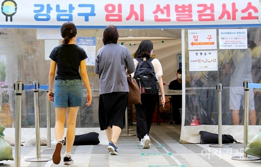 16일 코로나19 신규 확진자가 1373명이 발생해 누적 22만6854명으로 집계됐다. 서울 강남구선별진료소의 지난주 금요일 모습. 사진=김성미 기자