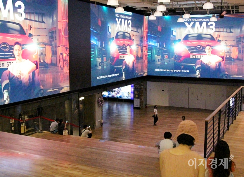 르노삼성이 2030 세대가 대거 찾는 서울 삼성동 스타필드 코엑스에서 신형 XM3를 알리고 있다. 사진=정수남 기자