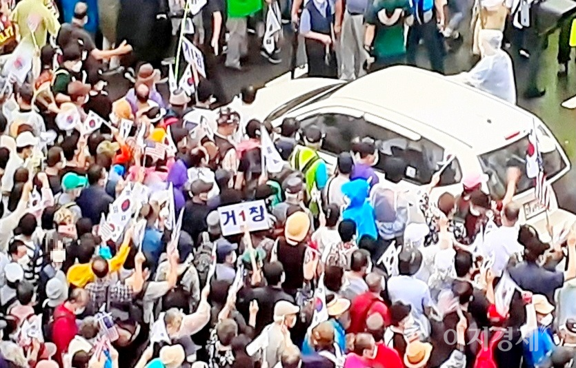 국내 코로나19 신규 확진자가 지난해에 이어 올해 역시 광복적 효과를 냈다. 전국 곳곳에서 광복절 관련 집회가 대거 열리면서 17일 신규 확진자가 1805명 발생한 것이다. 지난해 서울 도심에서 열린 광복절 집회 장면. 사진=김성미 기자