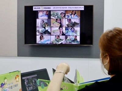 올리브영은 최근 미혼한부모 가정 아동을 위한 어린이용 환경교육 팝업북을 제작하는 봉사활동을 진행했다. 사진=CJ올리브영