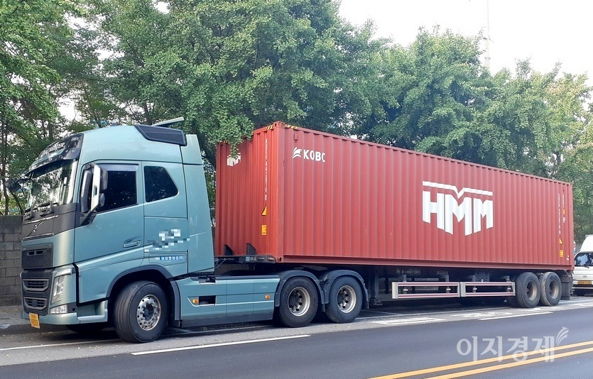 HMM이 올해 상반기 매출은 5조3347억원으로 전년동기대비 98%(2조6464억원) 증가한느 등 반기 사상 최대 실적을 달성했다. HMM 컨테이너. 사진=김성미 기자