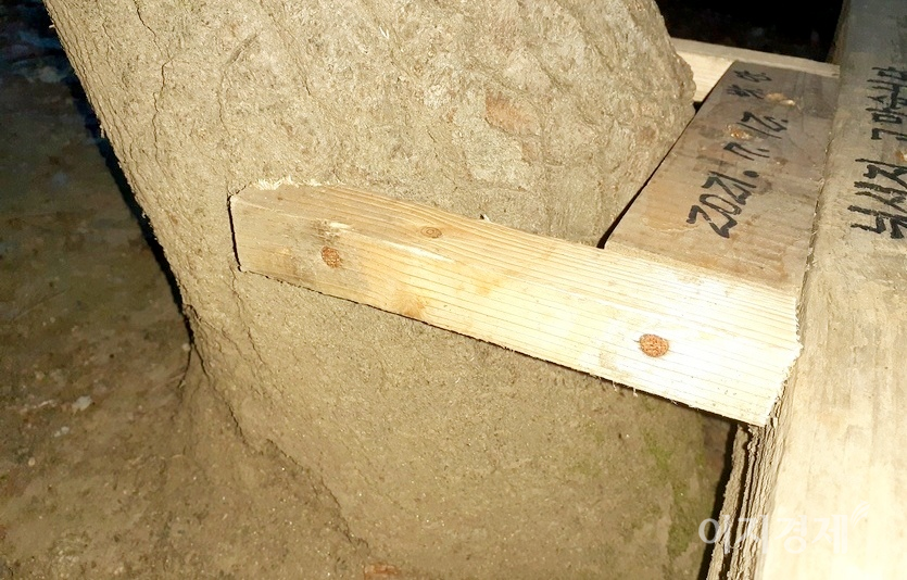 나머지 한개는 나무에 못질을 하고, 설치자와 이용자가 자화자찬 문구를 새겼다. 사진=정수남 기자