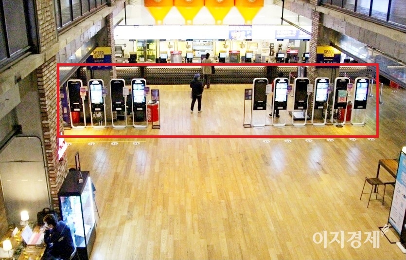 서울 강남 한 복합상영관은 지난해 중반 입장권 대면 판매 창구를 없애고 키오스크(붉은색 네모안)로 대체했다. 사진=이지경제