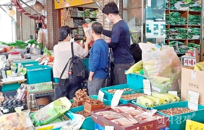 소상공인과 자영업자의 삶의 질 만족도가 코로나19 이전보다 더 낮아진 것으로 나타났다. 서울 제기동 약령시장. 사진=김성미 기자