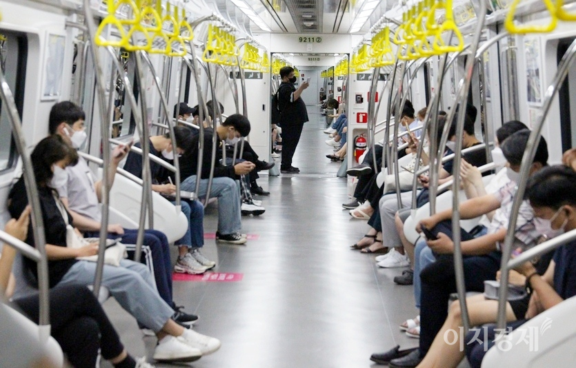 SK텔레콤이 서울교통공사, 티맵모빌리티와 함께 서울지하철을 이용하는 시민의 편의를 높이기 위한 ‘실시간 지하철 칸별 혼잡도 안내 서비스’를 시작했다. 사진=김성비 기자