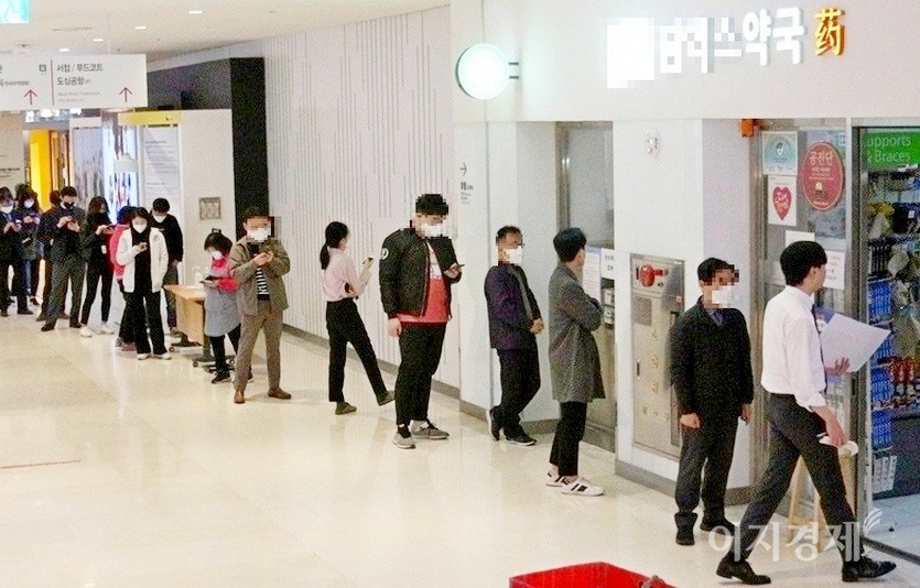 식약처가 백신안전기술지원센터 세부 업무 범위 규정 등을 주요 내용으로 하는 ‘약사법 시행령’ 일부개정안을 1입법예고했다. 코엑스 헌혈의집 앞에 있는 약국의 지난해 상반기 모습. 당시 마스크 판매 5부제 시행으로 마스크를 사기 위해 길게 줄이 만들어 졌다. 사진=김성미 기자