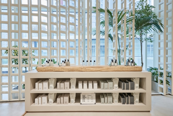 마시모두띠 롯데백화점 동탄점의 바디 케어 컬렉션 디스플레이, 사진=마시모두띠