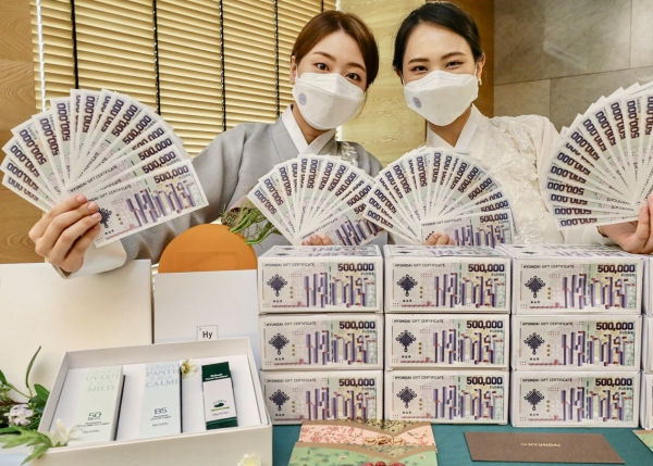 19일 경기도 성남시에 위치한 현대백화점 판교점에서 모델들이 명절 상품권을 소개하고 있다. 사진=현대백화점