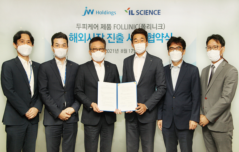 &nbsp;(왼쪽부터) JW홀딩스의 이상일 경영관리실장,&nbsp;이준구 글로벌사업본부장,&nbsp;한성권 대표와 아이엘사이언스의 송성근 대표,&nbsp;오성호 부대표,&nbsp;조윤석 개발이사 등이 협약 체결후 기념사진을 찍고 있다. 사진=JW홀딩스