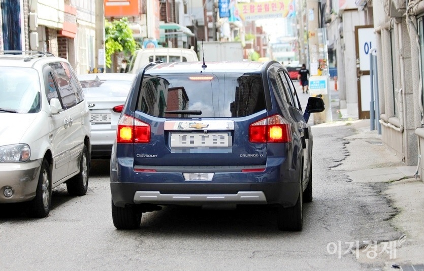 극 초반 박 과장이 가족 차량으로 하얀색 쉐보레 올란도를 타면서, 쉐보레가 홍보 효과를 낸다. 사진=정수남 기자