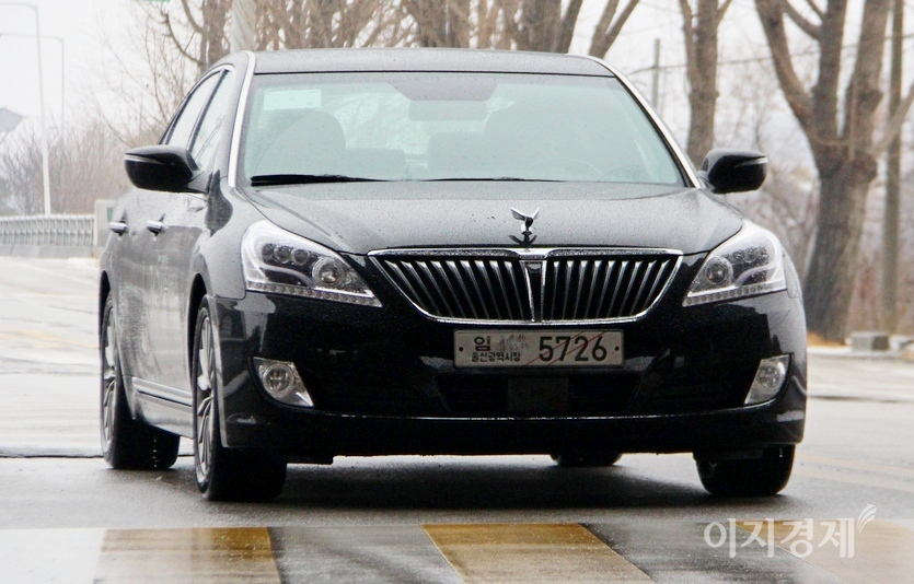 극 초반 만수는 자신의 애마로 현대차 하얀색 에쿠스를 이용한다. 사진=정수남 기자