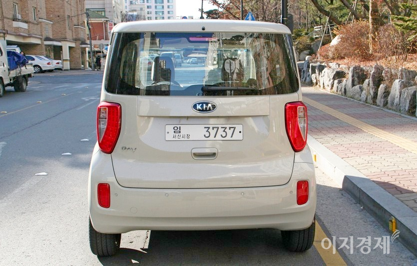 극 종반 김 대리와 은주 씨의 신혼 집을 끌고 다니는 레이가 한참 동안 노출된다. 사진=정수남 기자