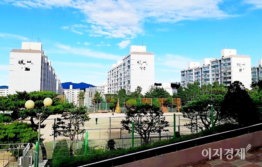 경기 성남시 중원구 H아파트. 이 단지는 32평 단일 1000세대로 2018년 1월 거래가격이 2억4000만원으로, 중개수수료는 96만원이다. 현재 이 아파트 시세는 8억5000만원으로 매매 수수료는 425만원이다. 3년 8개월 사이 아파트 가격이 254.2%, 중개수수료가 342.7% 각각 뛰었다. 사진=정수남 기자