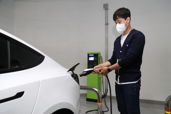 DL그룹 직원이 전기차 법인 차량을 충전하고 있다. 사진=DL그룹