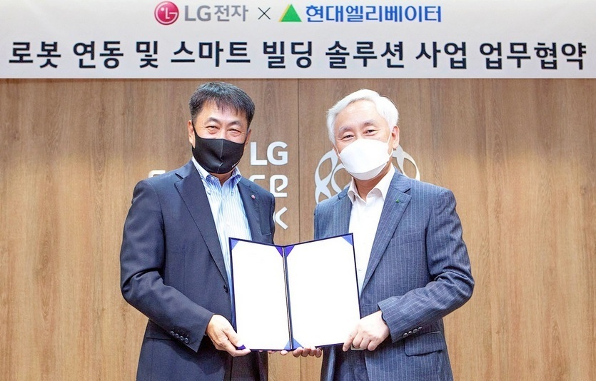 현대엘리베이터 (오른쪽부터)송승봉 대표이사와 LG전자 권순황 사장이 MOU 체결후 기념 사진을 찍고 있다. 사진=현대엘리베이터