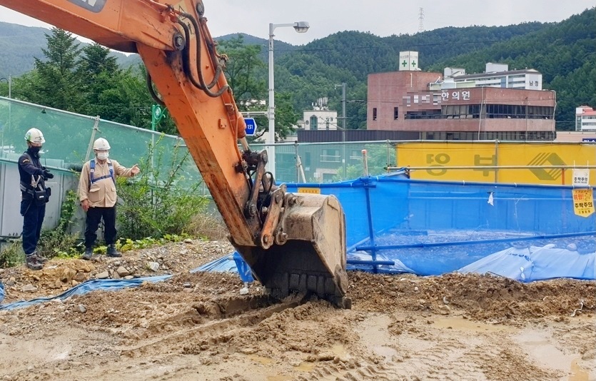 부영그룹은 태백시 황지동 1, 2단지 부영아파트 신축공사 현장에서 가을 장마와 태풍 피해를 예방하기 위해 자체 점검을 실시했다. 사진=부영그룹