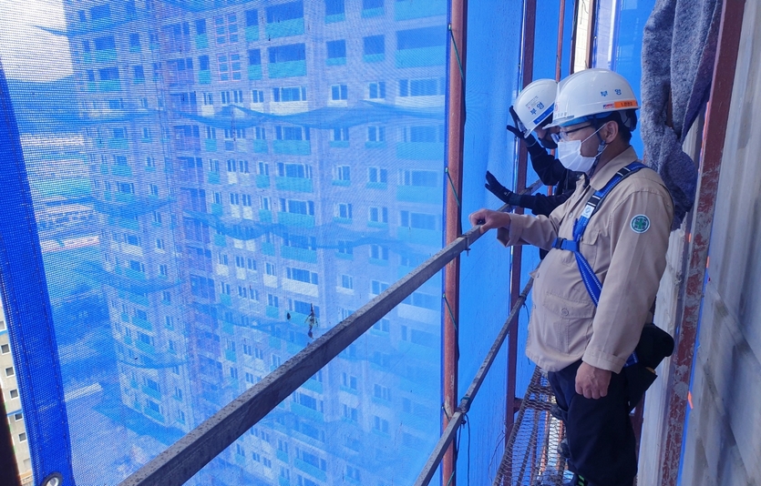 부영그룹은 건설자재의 낙하 사고 등을 예방하기 위해 시설 등의 결속상태를 살폈으며, 변압기, 발전기, 엘리베이터 등 낙뢰에 의한 정전피해 발생시 신속하게 조치할 수 있는 매뉴얼도 마련했다. 부영그룹은 이달 말까지 전국 현장을 순차적으로 살핀다. 사진=부영그룹