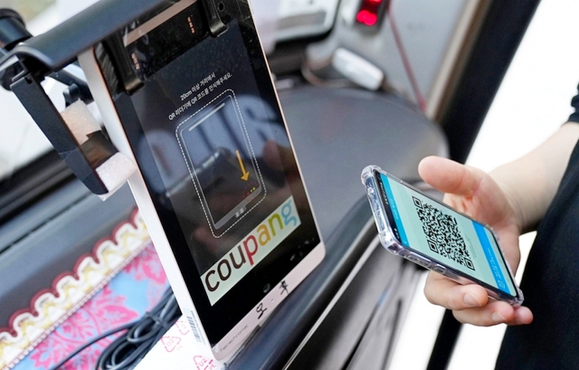 쿠팡이 물류센터 임직원을 감염병에서 보호하기 위해 업계 최초로 통근버스에 키오스크를 최근 설치했다. 사진=쿠팡