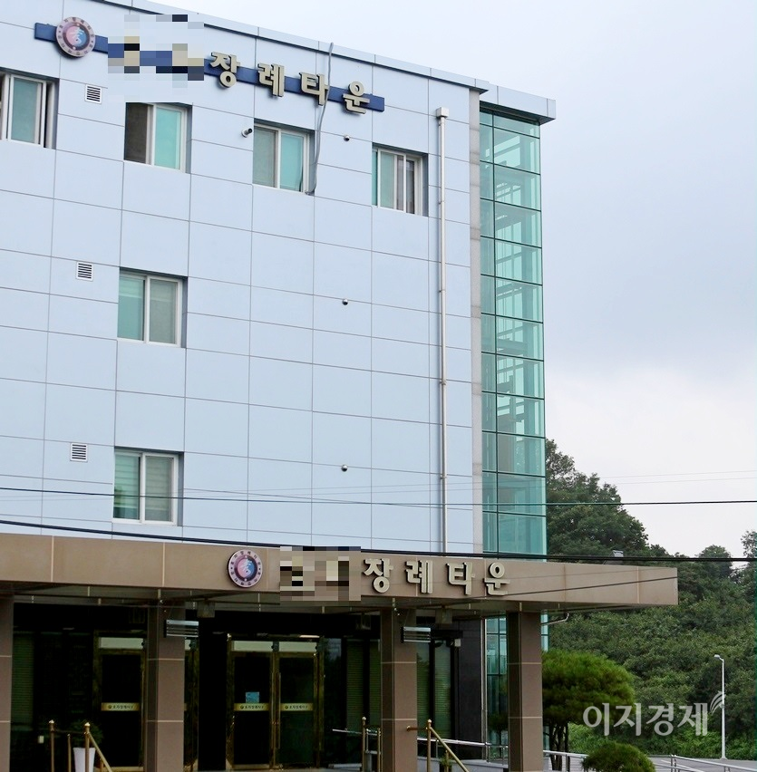 21일 코로나19로 인한 사망자가 13명 발생해 누적 사망자가 2215명으로 집계됐다. 사진=김성미 기자