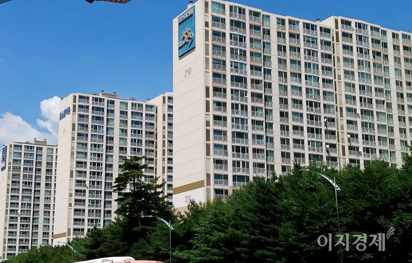 포스코건설은 베트남, 칠레 등 진출 지역을 거점으로 해외개발 투자사업을 확대하고 실적 개선을 노린다. 포스코건설의 아파트 브랜드 더샾. 사진=이지경제