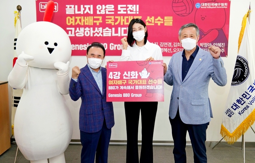 치킨 프랜차이즈인 제너시스 BBQ는 올 여름 도쿄 올림픽에서 45년 만에 여자배구 4강 신화를 이뤄낸 주역 김연경 선수를 홍보대사로 위촉했다. (왼쩍부터)윤홍근 BBQ 회장과 김연경 선수가 기념사진을 찍고있다. 사진=BBQ