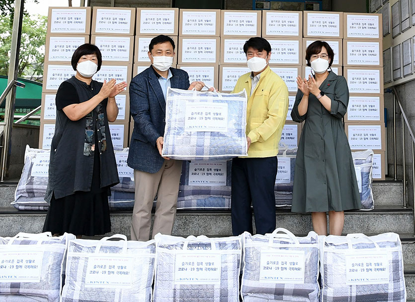 킨텍스는 독거 노인에게 ‘슬기로운 집콕’ 생필품을 마련해 전달했다. 사진=킨텍스
