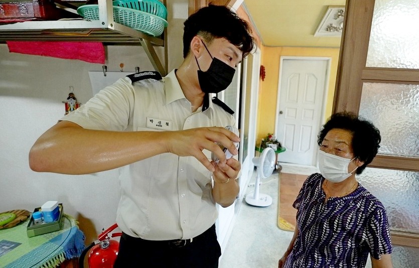 복권기금이 경남소방본부와 함께 관내 기초생활수급자, 차상위계층, 장애인, 독거노인, 한부모가정, 다문화가정 13만7000가구에 48만개의 소방 시설을 설치한다.  경남소방본부 소방관이 화재경보기 사용을 설명하고 있다. 사진=복권기금