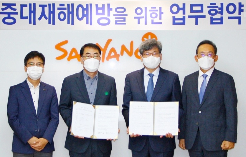 (왼쪽부터)엄기웅 삼양식품 이사와 진종기 삼양식품 대표이사, 기영석 법무법인 세종 변호사, 문기섭 법무법인 세종 고문 등 MOU 체결 후 기념사진을 찍고 있다. 사진=삼양식품