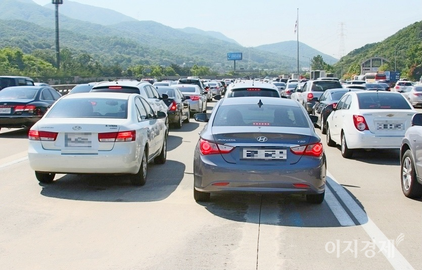 티몬의 설문에 참여한 600명 가운데 응답자 4명 중 3명이 추석 연휴기간 ‘가족과 함께 집에서 쉬겠다’고 답했다. 2019년 추석 연휴 당시 중부고속국도 모습. 사진=김성미 기자