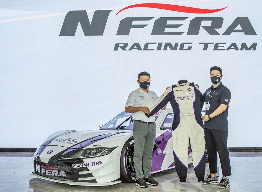 강호찬 넥센타이어 대표이사가 외국 명문 프로축팀을 후원하는가 하면, 레이싱팀을 창단하는 등 스포츠 마케팅을 강화한다. 엔페라레이싱팀 창단식에서 (왼쪽부터)강호찬 대표와 황도윤 선수가 기념사진을 찍고 있다. 사진=넥센타이어