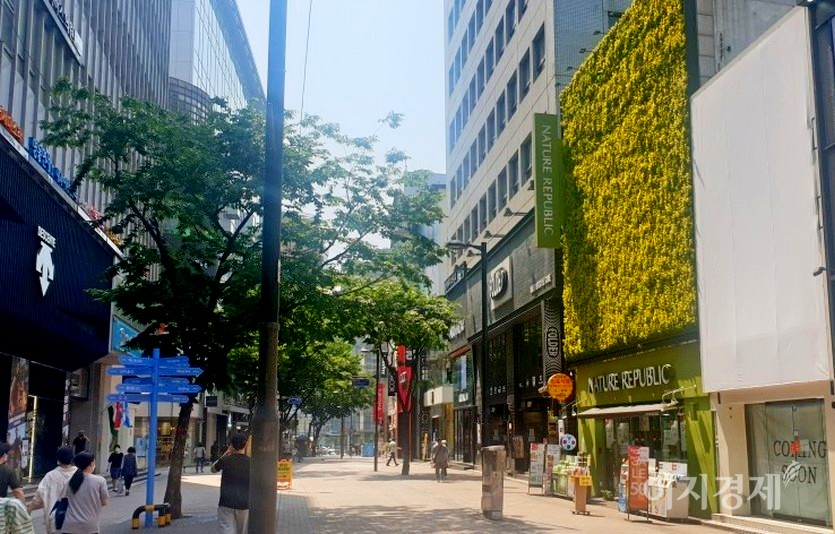 ‘화장품 1번지’로 통하는 서울 명동의 (위부터)코로나19 이전과 현재 모습. 사진=양혜인 기자