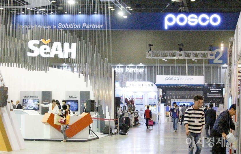 상반기 코로나19 대확산 지속으로 세계 경기 회복이 다소 주춤했지만, 건설 경기와 자동차 수요 회복 등으로 제품 각격이 상승했고, 판매량이 늘면서 국내 철강 5대 기업의 상반기 실적이 크게 개선됐다. 코로나19 이전 철강전시회 모습. 사진=이지경제