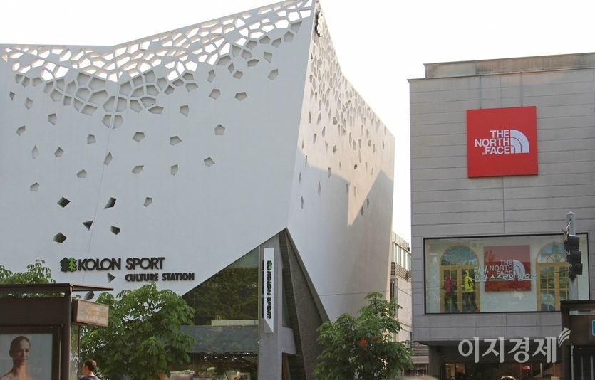 지난해 국내 아웃도어 업체들이 선방했다. 코로나19 대확산으로 등산 등 혼자서 하는 야외 활동이 늘어서다. 반면, 같은 이유로 오프라인 아웃도어 용품점은 폐업이 속출했다. 서울 강남 도심에 있는 아웃도어 용품 매장. 사진=김성미 기자