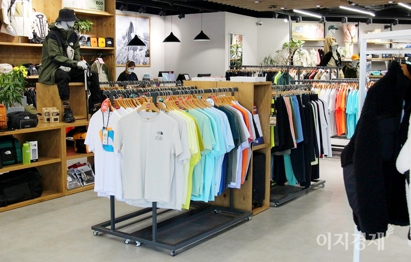 감염병으로 오프라인 매장은 개점 휴업 상태다. 서울 삼성동 코엑스몰에 있는 한산한 (위부터)노스페이스 매장과 성남시 남한산성 입구에 있는 마운티아 매장이  올 겨울 대대적인 할인 행사를 진행했다. 사진=김성미 기자